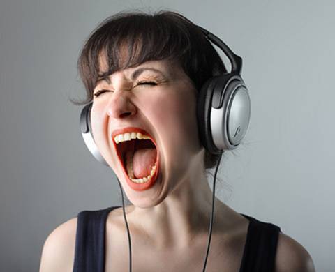 <p>Le fait que les bruits soient considérés comme gênants ou agréables n'est pas seulement dû à leur mesure. Outre le nombre de décibels, le hauteur du son, le moment, la durée et le type de bruit jouent un rôle important. Les 30 dB du réfrigérateur qui nous réveille en pleine nuit sont perçus bien plus forts que le bruit de la mer que nous considérons comme relaxant. Il est également important de pouvoir garder le contrôle du bruit que l'on génère. On préfère écouter notre propre musique à plein volume plutôt que celle du voisin.</p>